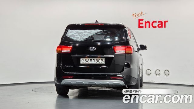 Kia Carnival 9-seater Luxury 2016 — фото 4