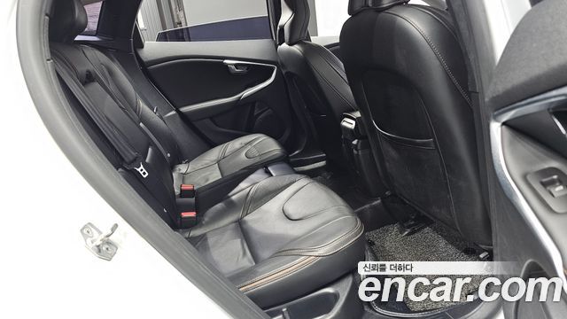 Volvo V40 Cross Country D3 2018 — фото 11