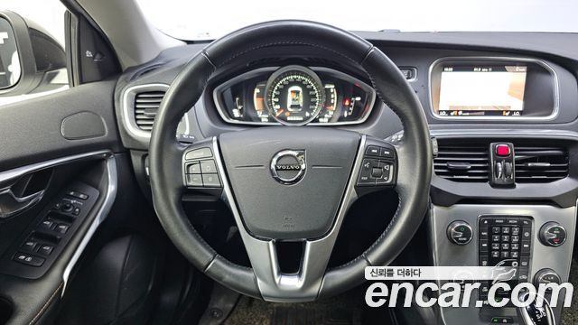 Volvo V40 Cross Country D3 2018 — фото 16