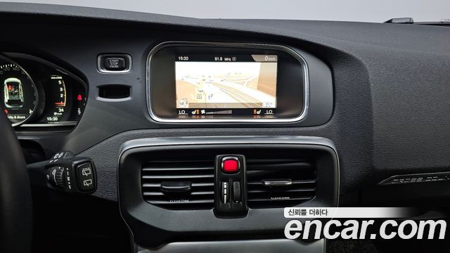 Volvo V40 Cross Country D3 2018 — фото 17