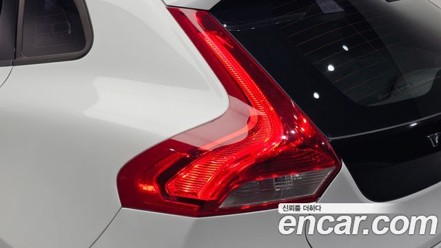 Volvo V40 Cross Country D3 2018 — фото 23