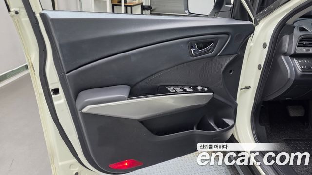 KG Mobility (SsangYong) Tivoli LX 2WD HI-DLX 2015 — фото 24