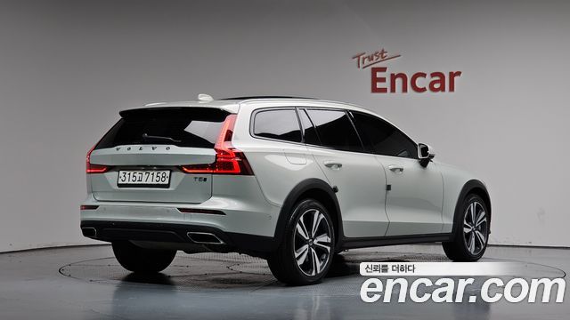 Volvo V60 Cross Country (II) T5 Pro AWD 2020 — фото 2