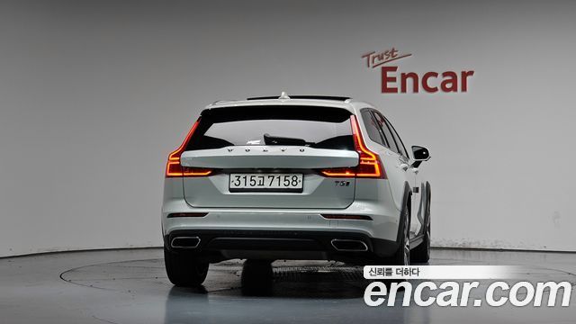 Volvo V60 Cross Country (II) T5 Pro AWD 2020 — фото 4