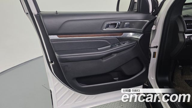 Ford Explorer 3.5 Limited 4WD 5th 2018 — фото 30