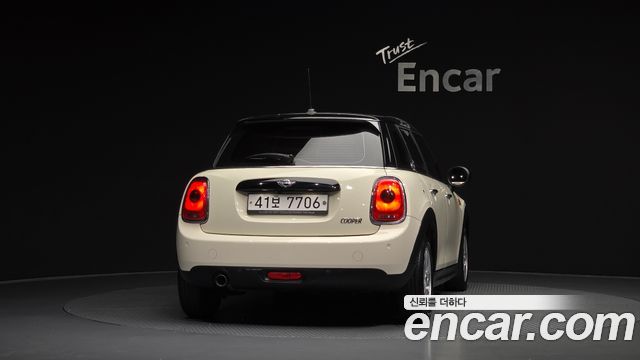 MINI Cooper 5Door Standard 3rd 2017 — фото 4