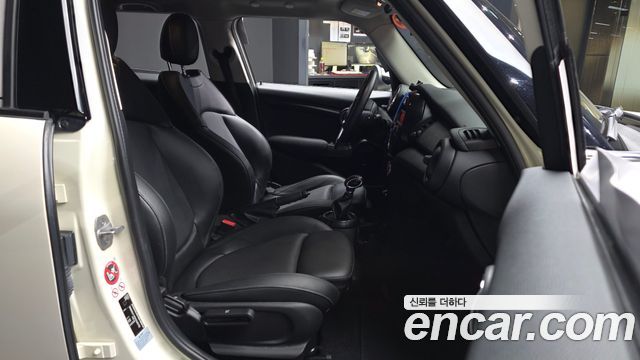 MINI Cooper 5Door Standard 3rd 2017 — фото 11