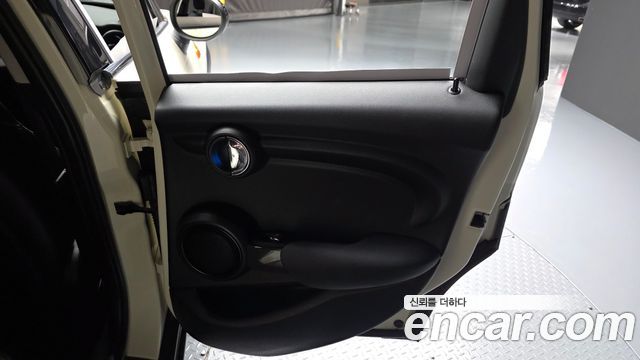 MINI Cooper 5Door Standard 3rd 2017 — фото 25