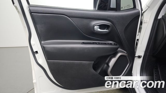 Jeep Renegade 1.3 Limited 2022 — фото 24
