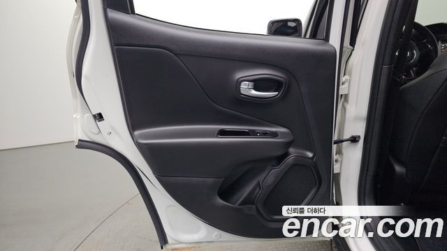 Jeep Renegade 1.3 Limited 2022 — фото 25