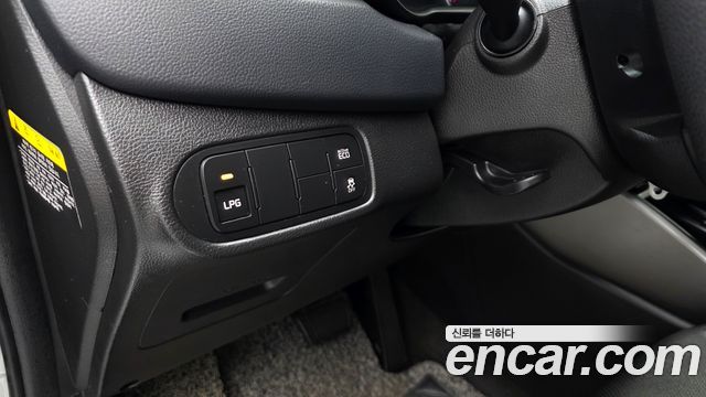 Kia Carens 2.0 LPi Luxury 2015 — фото 18