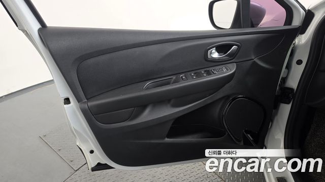 Renault Korea Clio Intens 2018 — фото 24