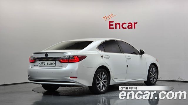 Lexus ES300h Supreme XV60 2017 — фото 2