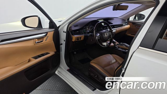 Lexus ES300h Supreme XV60 2017 — фото 10