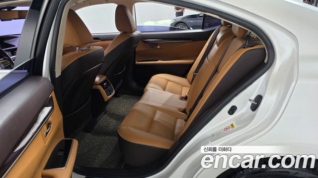 Lexus ES300h Supreme XV60 2017 — фото 12