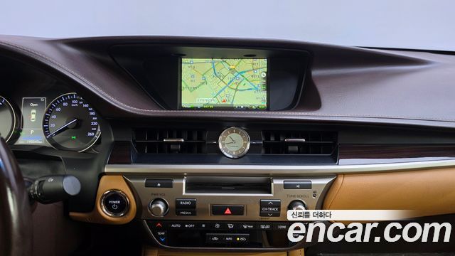 Lexus ES300h Supreme XV60 2017 — фото 13