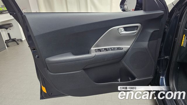 Kia Niro Luxury 2018 — фото 24