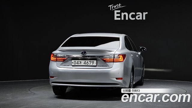 Lexus ES300h Supreme XV60 2017 — фото 4