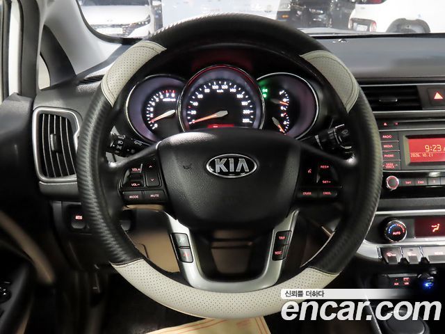 Kia Pride 4DR 1.6 GDI Luxury 2015 — фото 20