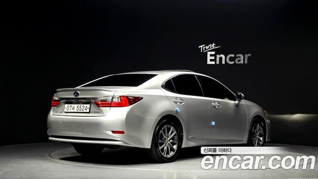 Lexus ES300h Supreme XV60 2018 — фото 2