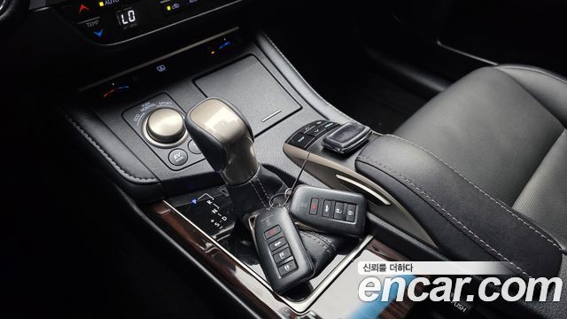 Lexus ES300h Supreme XV60 2018 — фото 9