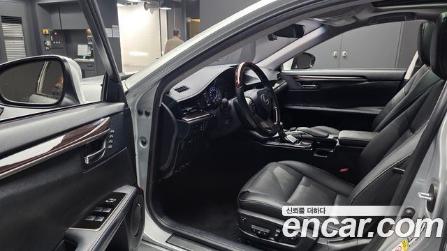 Lexus ES300h Supreme XV60 2018 — фото 10