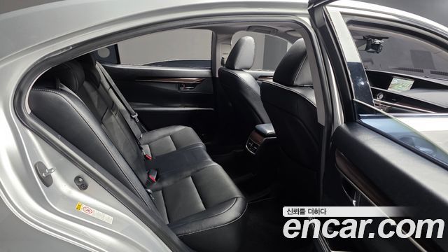 Lexus ES300h Supreme XV60 2018 — фото 11