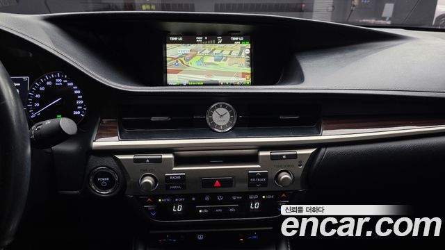 Lexus ES300h Supreme XV60 2018 — фото 14