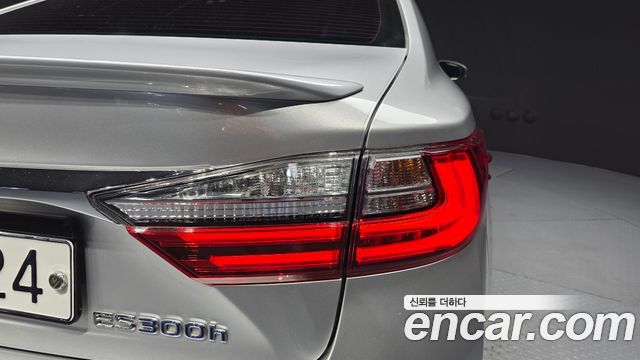 Lexus ES300h Supreme XV60 2018 — фото 23