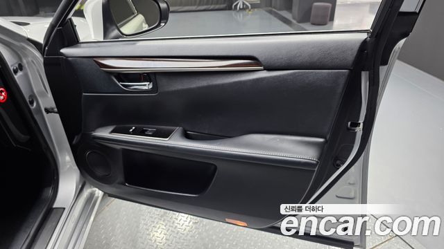 Lexus ES300h Supreme XV60 2018 — фото 24