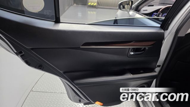 Lexus ES300h Supreme XV60 2018 — фото 25
