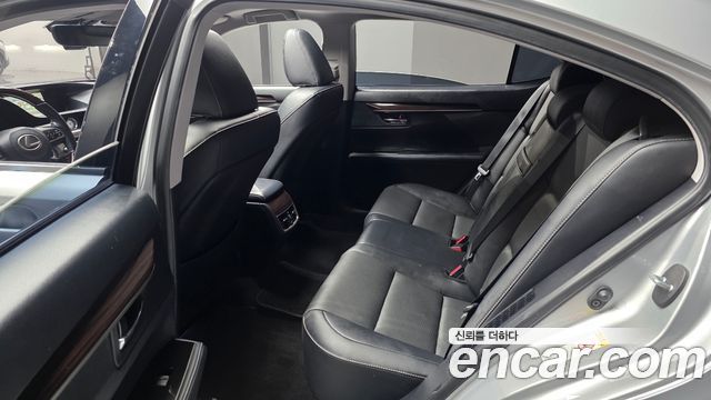 Lexus ES300h Supreme XV60 2018 — фото 26