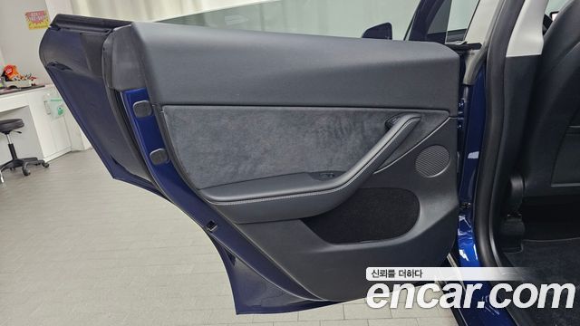 Tesla Model Y RWD 2025 — фото 25