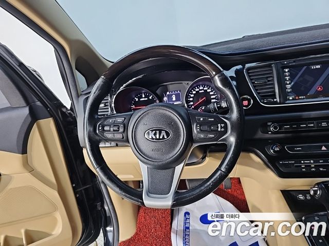 Kia Carnival 7-seater Limousine VIP 2016 — фото 9