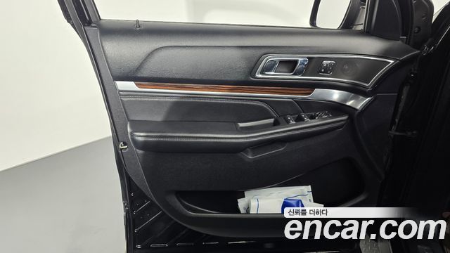 Ford Explorer 2.3 Limited 4WD 5th 2018 — фото 24