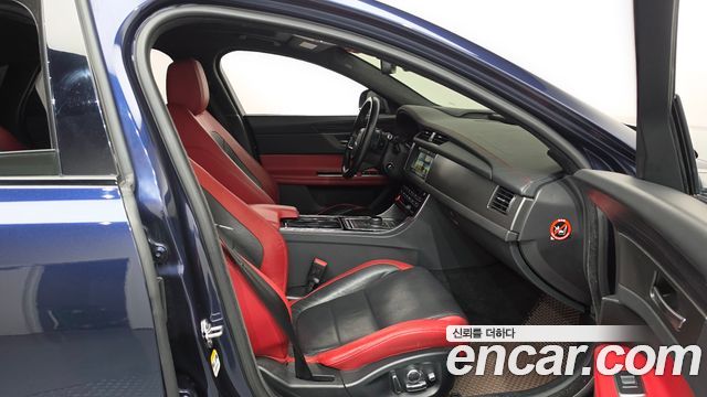 Jaguar XF (X260) 3.0 S AWD 2017 — фото 11