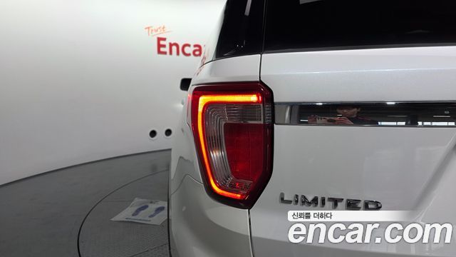 Ford Explorer 2.3 Limited 4WD 5th 2019 — фото 23