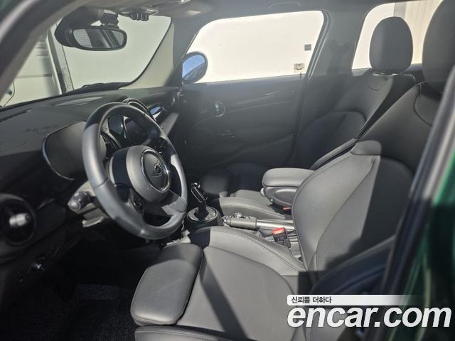MINI Cooper 5-Door Classic Plus 3rd 2022 — фото 5
