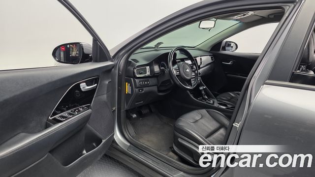 Kia Niro Prestige 2018 — фото 10