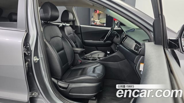 Kia Niro Prestige 2018 — фото 11