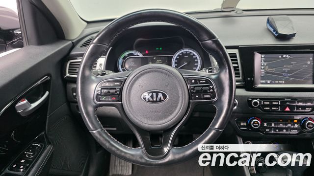 Kia Niro Prestige 2018 — фото 13