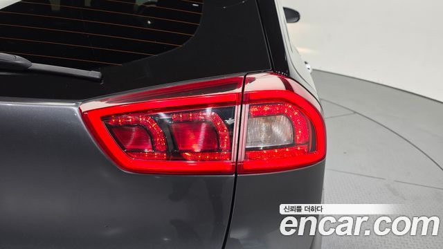 Kia Niro Prestige 2018 — фото 23