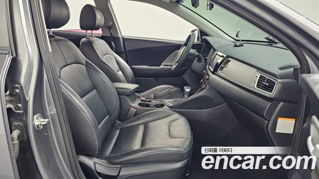 Kia Niro Luxury 2018 — фото 11