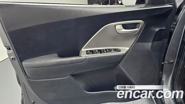 Kia Niro Luxury 2018 — фото 24