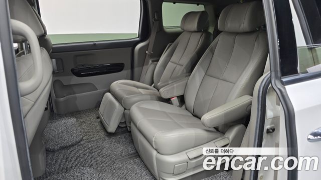 Kia Carnival 7-seater Limousine President 2016 — фото 12