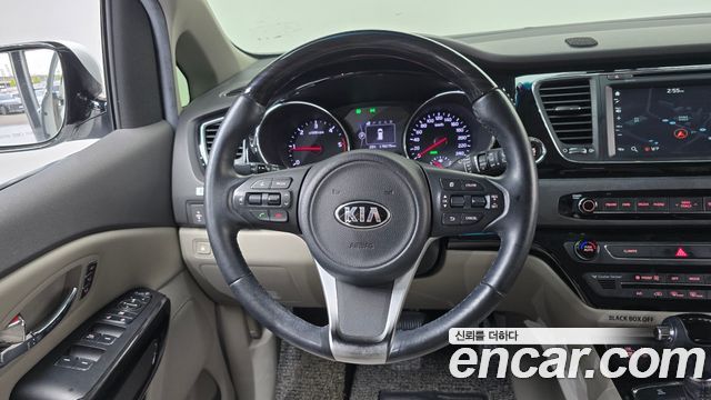 Kia Carnival 7-seater Limousine President 2016 — фото 13