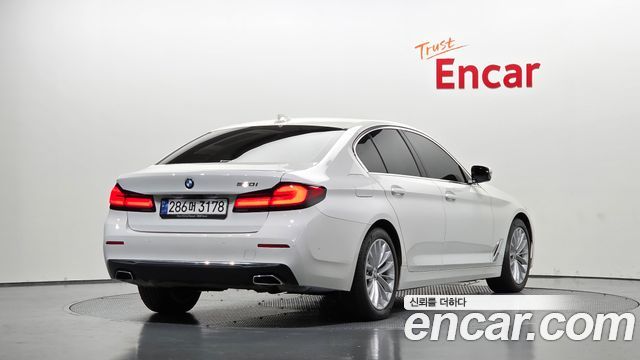 BMW 5 Series (G30) 520i Luxury 2023 — фото 2