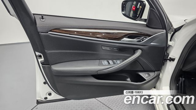 BMW 5 Series (G30) 520i Luxury 2023 — фото 24