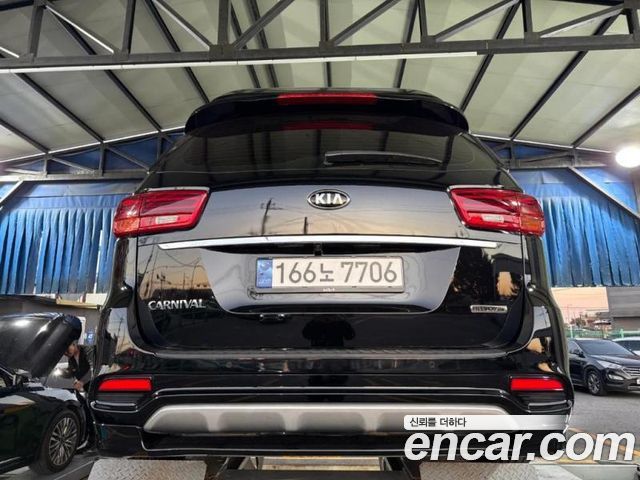 Kia Carnival 9-Seater Hi-Limousine Noblesse Special 2019 — фото 2